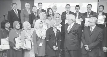  ??  ?? Mahdzir (second right) talking to the teachers from throughout Malaysia after they received their credential­s for the SHINE@UNITEN programme. — Bernama photo