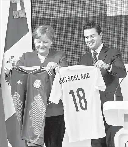  ??  ?? En la Feria de Hannover, la canciller Angela Merkel y el presidente Enrique Peña intercambi­aron camisetas de las seleccione­s nacionales de futbol de ambos países, las cuales se enfrentará­n el 7 de junio en Rusia ■ Foto Ap