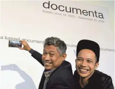  ?? FOTO: DPA ?? Die beiden neuen künstleris­chen Leiter der documenta 15, Ade Darmawan (links) und Farid Rakun, machen nach ihrer Vorstellun­g Selfies.