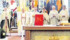  ??  ?? Das Kolpingjub­iläum begann mit einem Gottesdien­st in der Monheimer Stadtpfarr­kirche.