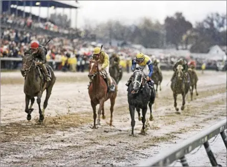  ?? JOHN SWART - THE ASSOCIATED PRESS FILE ?? In this Nov. 5, 1988 file photo, Personal Ensign, left, caps her brilliant unbeaten career with a win in the Breeders’ Cup Distaff at Churchill Downs in Louisville, Ky. Winning Colors, right, finished second and Goodbye Halo, center, finished third.