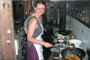  ?? PHOTOS PROVIDED TO CHINA DAILY ?? British author Fuchsia Dunlop cooks Mapo tofu, stir-fried tofu in hot sauce, in the kitchen of a restaurant in Fenghuang ancient town in western Hunan province.