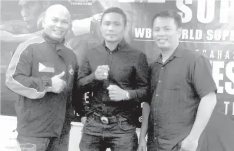  ?? LEMUEL MAGLINTE ?? Three-division world champion Donnie 'Ahas' Nietes (center) pose with his trainer Edmund and Edito Villamor during a press conference yesterday at the St. Mark's Hotel. Nietes will leave for the United States tomorrow in preparatio­n for his upcoming...