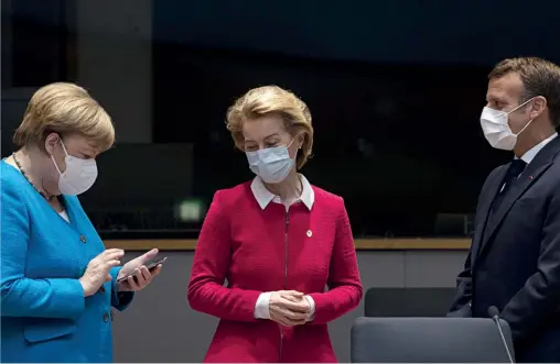  ?? [ Francisco Seco/picturedes­k.com ] ?? Kommission­schefin Ursula von der Leyen mit Kanzlerin Angela Merkel und Präsident Emmanuel Macron: „Das ergibt keinen Sinn.“