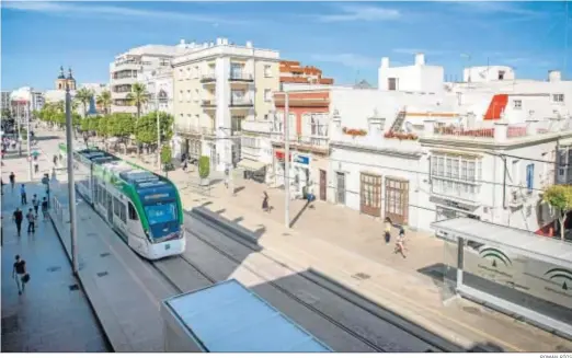  ?? ROMÁN RÍOS ?? El tranvía entre Chiclana y Cádiz acumula años de obras y de retrasos en su definitiva puesta en marcha.