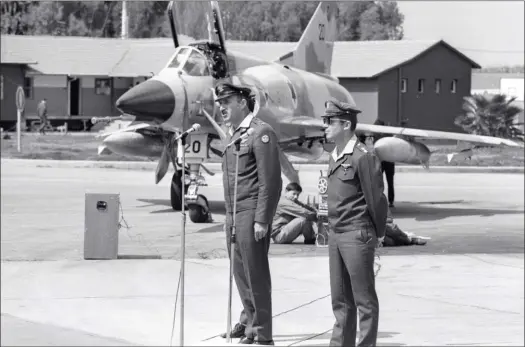  ?? DR/COLL. SHLOMO ALONI ?? Le 8 mars 1973, Moti Hod (à gauche), alors commandant de la force aérienne israélienn­e, et Jacob Gal, à la tête du Squadron 113, célèbrent sur la base de Hatzor l’arrivée du “Nesher” dans l’unité.