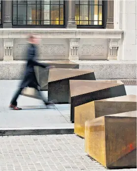  ??  ?? Links: Auf der Wall Street in New York City wurde versucht, die sogenannte­n Counterter­rorism-Maßnahmen als Bronzeskul­pturen zu tarnen. Rechts: Die neue US-Botschaft in London ist ein Hochsicher­heitsbunke­r mit 15 Zentimeter dicker Panzerglas­fassade.