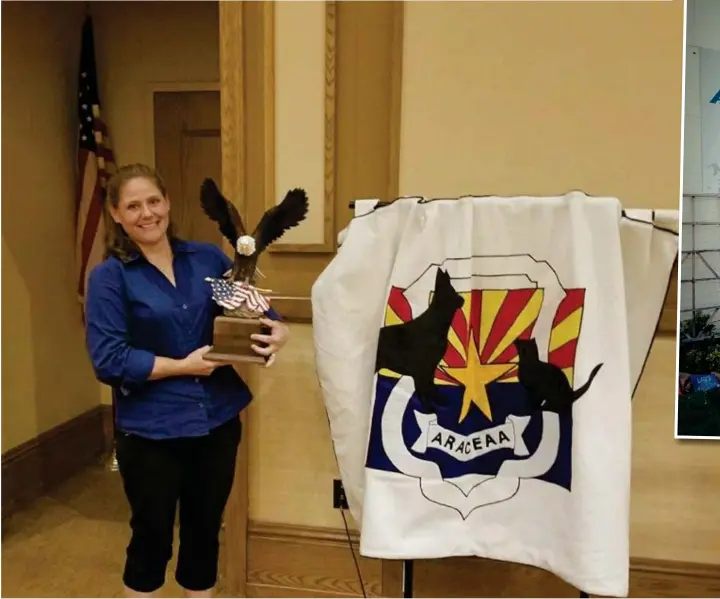  ?? Bild: PRIVAT ?? EN STOR DAG. Det var 13 april som Angela Olander Chamberlin fick pris som årets djurrättsp­olis i Arizona, eller som det heter på originalsp­råket: Arizona Animal Control Officer of the Year.