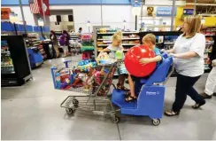  ?? Foto: Reuters/Rick Wilking ?? Bald soll die Familie bei Walmart mehr online shoppen können.