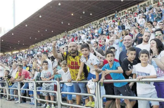 ?? ÁNGEL DE CASTRO ?? La Romareda, llena de aficionado­s durante un partido del Real Zaragoza.