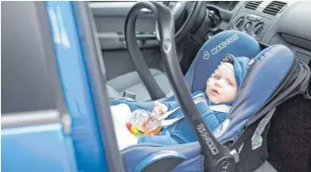  ?? FOTO: DPA ?? Babyschale­n müssen immer entgegen der Fahrtricht­ung fixiert werden.