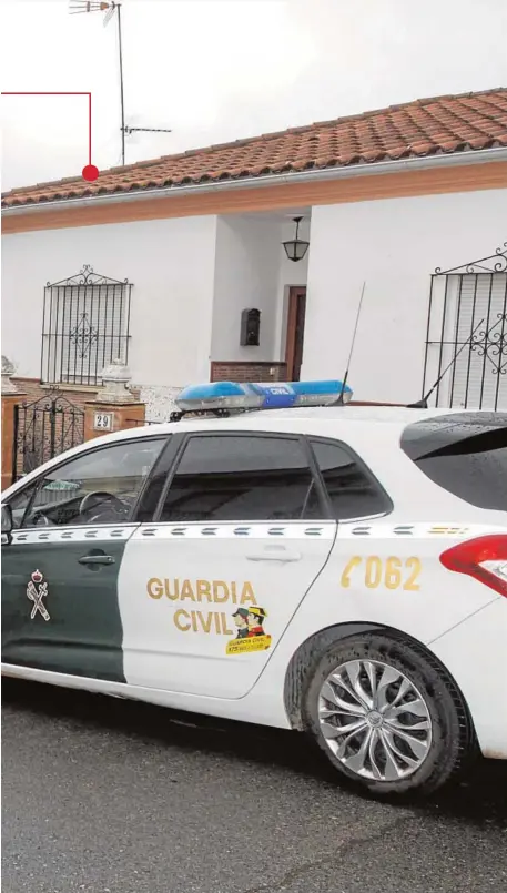  ?? ABC ?? La Guardia Civil vigila la vivienda del detenido por la muerte de Manuela Chavero, ayer en Monesterio