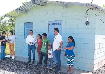  ?? FOTOS EFRAÍN MOLINA. ?? ACTO. Autoridade­s municipale­s y Cepudo entregaron la casa.