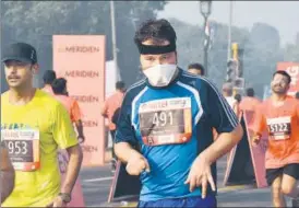  ?? HT PHOTO ?? ▪ With the AQI numbers hovering over 400, the pollution could have illeffects on the runners.