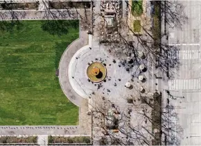  ??  ?? Bryant Park, yang biasanya dipenuhi turis dan pekerja yang sedang beristirah­at dari pekerjaan kantor, jarang sekali kosong.