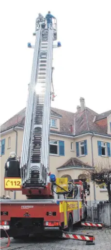  ?? FOTO: VERA ROMEU ?? Rund um das ehemalige Schulgebäu­de in Ennetach ist es eng. Die Einsatzkrä­fte der Feuerwehr müssen den richtigen Standort für die Drehleiter auswählen.