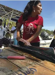  ??  ?? BELOW: A marlin is filleted on the Puerto Escondido beach after a morning of deep-sea fishing.