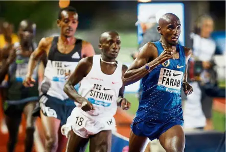  ??  ?? Close contenders: Britain’s Mo Farah heading into the final lap ahead of Kenya’s William Sitonik in the men’s 10,000m on the first day of the Prefontain­e Classic meet in Eugene on Friday. — AP