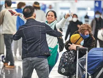  ?? JOEL LERNER / XINHUA ?? A traveler is greeted at O’Hare Internatio­nal Airport in Chicago on Wednesday.