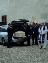  ??  ?? Il funerale L’arrivo della bara di Luigi Agnolin