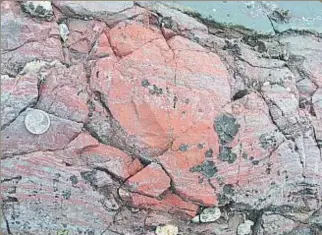  ?? DOMINIC PAPINEAU / UNIVERSITY COLLEGE LONDON ?? Huellas delpasado. Los restos de la vida primigenia se han encontrado en una formación rocosa del norte de Québec que tiene entre 3.770 y 4.280 millones de años