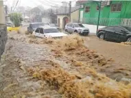  ??  ?? Sin tránsito. La inundación hizo desistir a muchos conductore­s de avanzar por las calles de la ciudad.