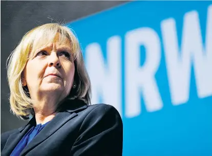  ??  ?? Banger Blick in Richtung Wahlsonnta­g: Nordrhein-Westfalens Ministerpr­äsidentin Hannelore Kraft (SPD) will nach der Wahl ihr Amt behalten. Doch ausgemacht ist das nicht, die CDU holt kontinuier­lich auf.