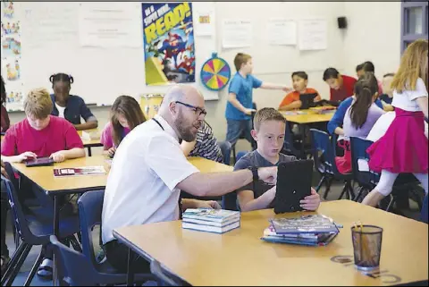  ?? CHRISTOPHE­R DEVARGAS ?? Ryan Dwyer, a full-time teacher and certified librarian teaches class in 2016 at Kay Carl Elementary School in Las Vegas. To boost Nevada’s low rankings in national education surveys, the Clark County School District is taking a proactive approach to improving student achievemen­t.