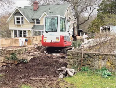  ?? Grace Duffield / Hearst Connecticu­t Media ?? C and D Services was cleaning up the remains of the antique greenhouse at New Canaan Nature Center on Monday.