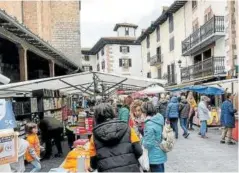  ?? ?? Ambiente de feria en Doneztebe pese a la lluvia.