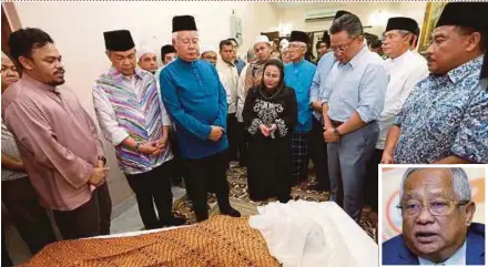  ?? PIC BY ASYRAF HAMZAH ?? Prime Minister Datuk Seri Najib Razak and his wife, Datin Seri Rosmah Mansor, paying their last respects to Datuk Seri Abdul Manan Ismail (inset) in Taman Melawati, Kuala Lumpur, yesterday. With them are Deputy Prime Minister Datuk Seri Dr Ahmad Zahid...