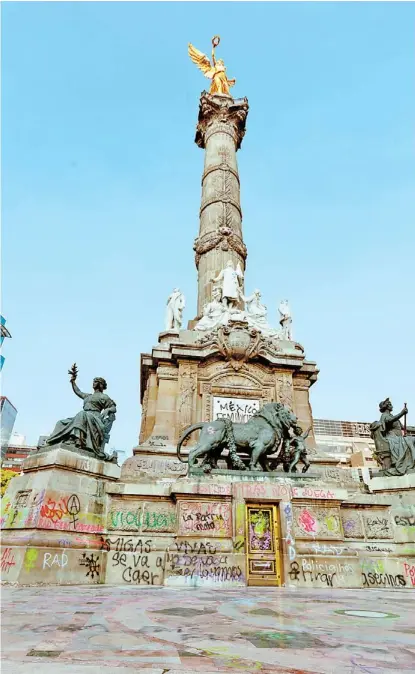  ?? JESÚS QUINTANAR ?? La columna fue pintarraje­ada durante las protestas del viernes pasado.