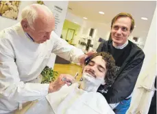  ?? FOTO: DPA ?? Die letzte Rasur für Rochus Rückel, der wie auch Frederik Mayet (rechts) Jesusdarst­eller bei der Passion 2020 sein wird.