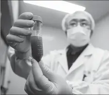  ?? DING TING / XINHUA ?? A medical worker demonstrat­es how to conduct a trial for the developmen­t of a messenger ribonuclei­c acid (mRNA) vaccine against COVID-19.