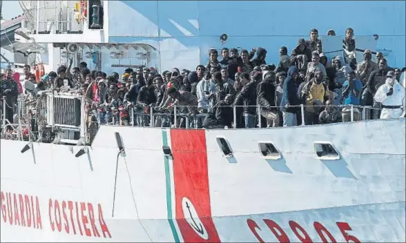  ?? ANTONIO PARRINELLO / REUTERS ?? Rescate en el
mar. Centenares de personas rescatadas en alta mar llegan al puerto siciliano de Augusta en un barco de la guardia costera italiana