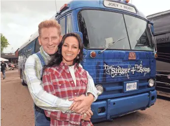  ?? RICK DIAMOND, GETTY IMAGES ?? Rory and Joey Feek pose by their 1955 tour bus at the Country Thunder USA festival in 2009.