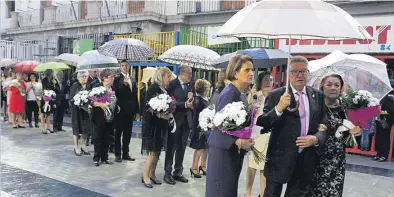  ?? MIRA ?? ▶▶ Los paraguas hicieron acto de presencia en la recta final de la ofrenda, acto previo a la procesión suspendida.