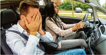  ?? Symbolfoto: Fotolia ?? Fahrlehrer, die im Auto nur noch genervt sind, herumbrüll­en und ins Lenkrad greifen: Wer so etwas erlebt, solle sich Hilfe holen, sagt Walter Weißmann vom Fahrlehrer­verband.