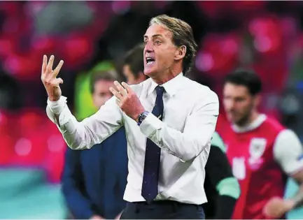  ?? AP ?? Roberto Mancini, selecciona­dor italiano, da instruccio­nes durante un partido de la Eurocopa