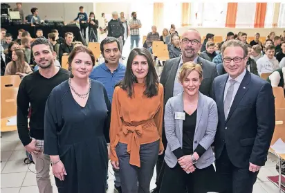  ?? FOTO: A. TINTER ?? Bei der Podiumsdik­ussion zur Woche gegen Rassismus (v.l.): Elhakam Sukhni, Olga Rosow, Merfin Demir, Serap Güler, Bert Römgens, Isabelle Defort und Reiner Breuer.