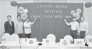  ??  ?? UMUMKAN: Wee (tengah) diapit (dari dua kiri) Rodger, Cheah dan Goh pada sidang media mengenai Festival Chap Goh Meh 2019 di Kuching semalam.