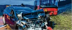  ?? Foto: Robert Weiß, Foto Weiss ?? Ein schwerer Unfall mit einem Auto und einem Schulbus hat sich im südöstlich­en Landkreis Günzburg ereignet.