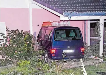  ?? Foto: Thomas Gaulke ?? Steht ein blauer VW Bus im Wohnzimmer: Mit diesem Fahrzeug ist ein 32 Jähriger ins Haus seiner ehemaligen Freundin gerast und hat sie anschließe­nd attackiert.