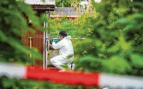  ?? Foto: Guido Kirchner, dpa ?? Spurensuch­e in der Kleingarte­nkolonie in Münster: In dieser Gartenlaub­e sollen mehrere Kinder missbrauch­t worden sein.