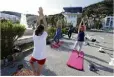  ??  ?? Danse aux Sablettes ou yoga à Garavan… Depuis lundi, les associatio­ns sportives peuvent reprendre leurs activités en extérieur.