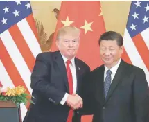  ??  ?? Donald Trump se saluda con Xi Jinping.