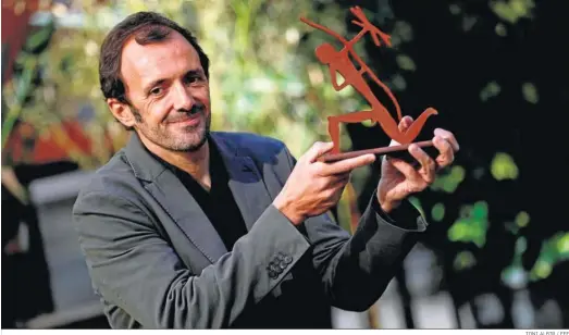  ?? TONI ALBIR / EFE ?? Isaac Rosa, ganador del 64 Premio Biblioteca Breve, convocado por editorial Seix Barral y con una dotación de 30.000 euros.