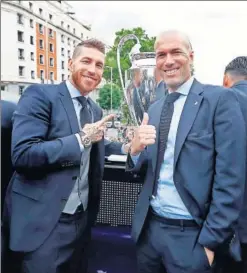  ??  ?? DOS BALUARTES. El capitán Ramos y Zidane, con la Copa.