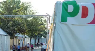  ??  ?? Sopra: alle Cascine si lavora al montaggio degli stand della festa