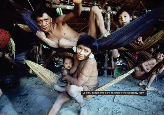  ??  ?? La tribu Yanomamö dans la jungle vénézuélie­nne, 1990.